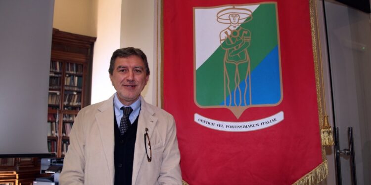 Luciano D'Amico col campo largo sfida l'uscente Marco Marsilio