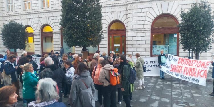 A Trieste un centinaio le persone presenti alla mobilitazione