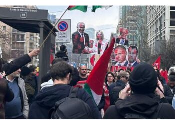 In testa al corteo striscione 'con la resistenza palestinese'