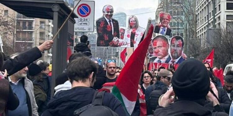 In testa al corteo striscione 'con la resistenza palestinese'