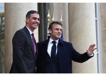 Il premier spagnolo nella conferenza a Parigi di sostegno a Kiev
