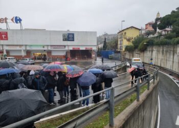 Chiedono più sicurezza e un autobus che li porti a scuola