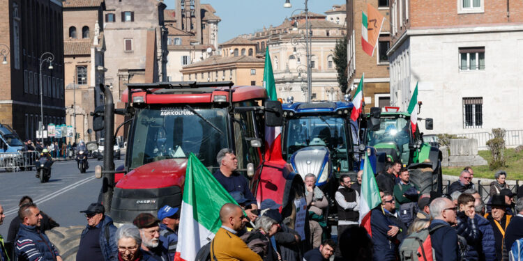 Due i mezzi a piazza della Repubblica