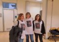 Amici e parenti con maglietta con il volto del ragazzo ucciso