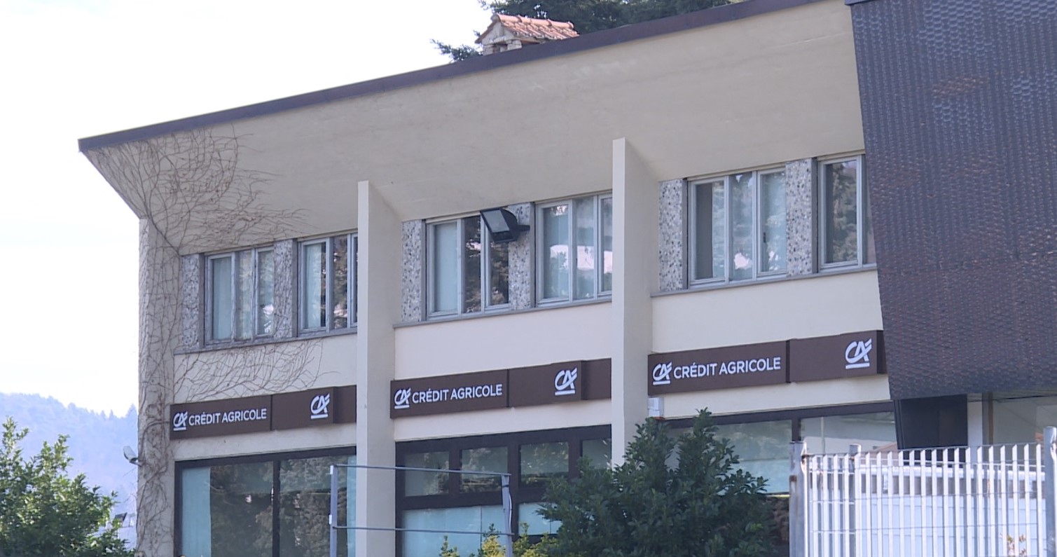 Buco nel muro per rubare in banca. Colpo da film in via Pasquale Paoli a Como