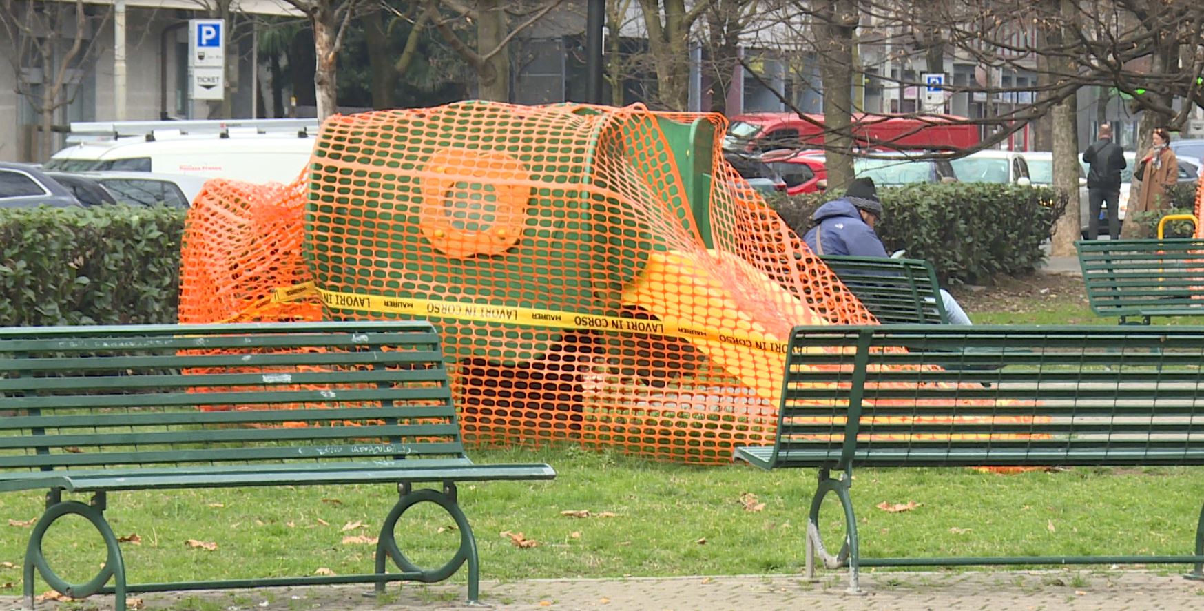 Il centro di Como non è a misura di bambino: giochi impacchettati o rimossi per far spazio a cantieri