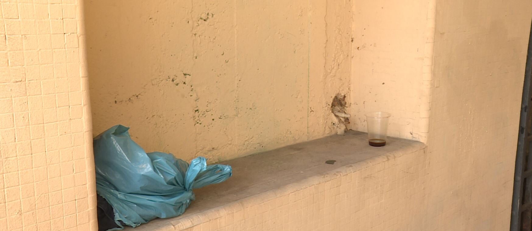 Porta Torre e piazza San Rocco, degrado nei sottopassaggi a Como: bottiglie, rifiuti e transenne. Le lamentele dei cittadini  