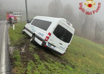 Scuolabus fuori strada
