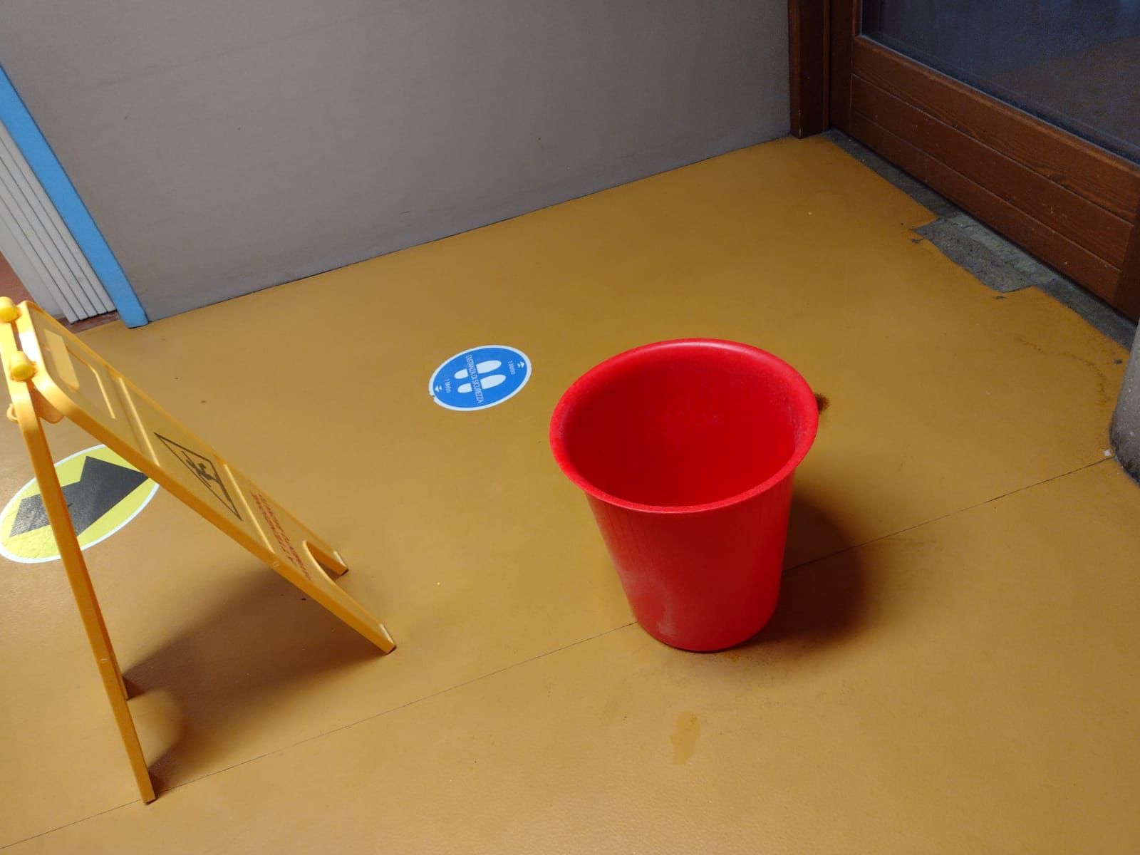 Asilo di via Varesina, la pioggia peggiora la situazione: crepe sui muri e acqua nei locali