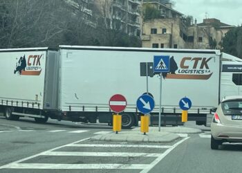 Como, camion resta bloccato nella rotatoria di via Bixio