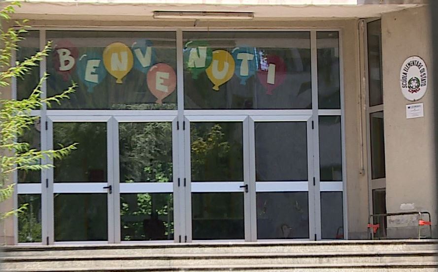 “Femminuccia” all’alunno della primaria “Corridoni”: dopo l’episodio l’educatrice della cooperativa è stata sospesa