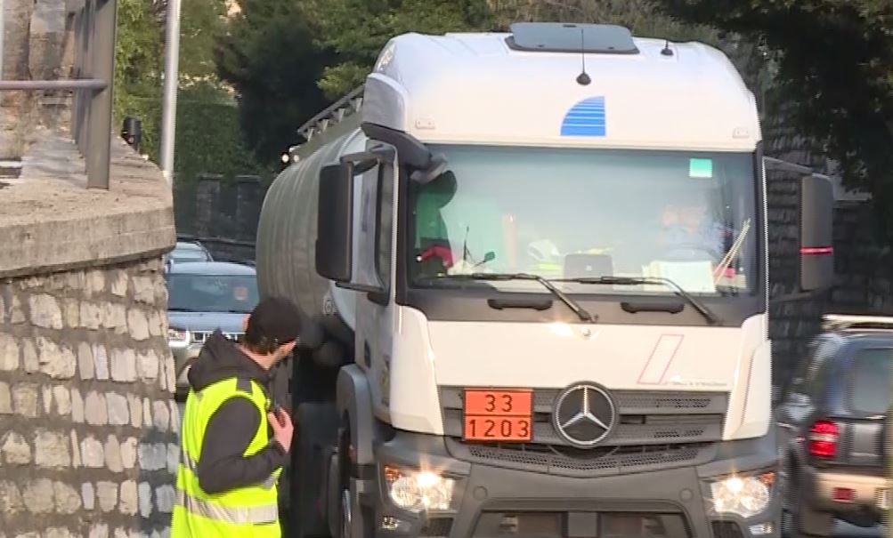 Statale Regina, più di 60 camion al giorno per la variante. Polizia locale: “Senza movieri e ordinanza da aprile sarà il caos”