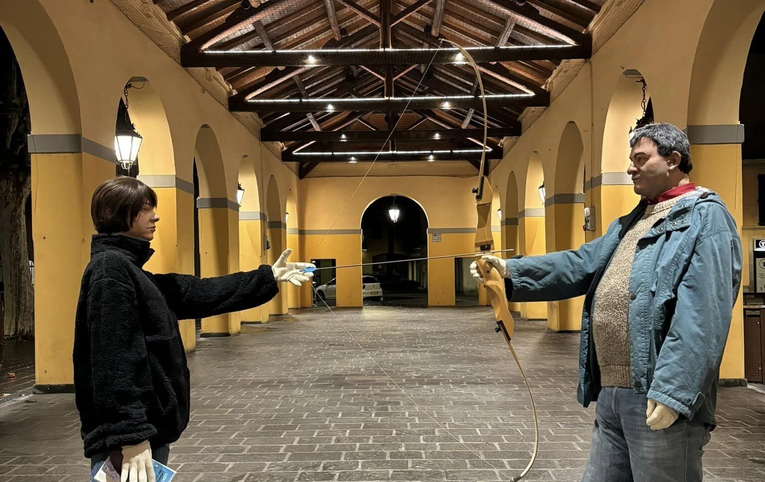 Strage di Erba, nella notte posizionate le statue di Rosa e Olindo in piazza del Mercato