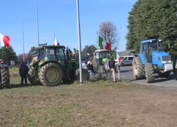 Protesta degli agricoltori, trattori in strada a Lomazzo