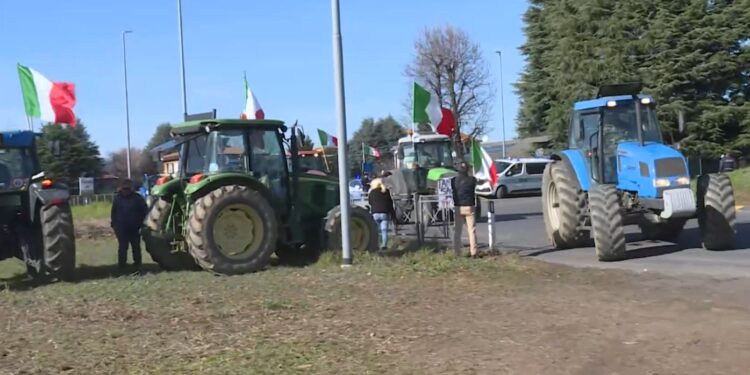 Protesta degli agricoltori, trattori in strada a Lomazzo