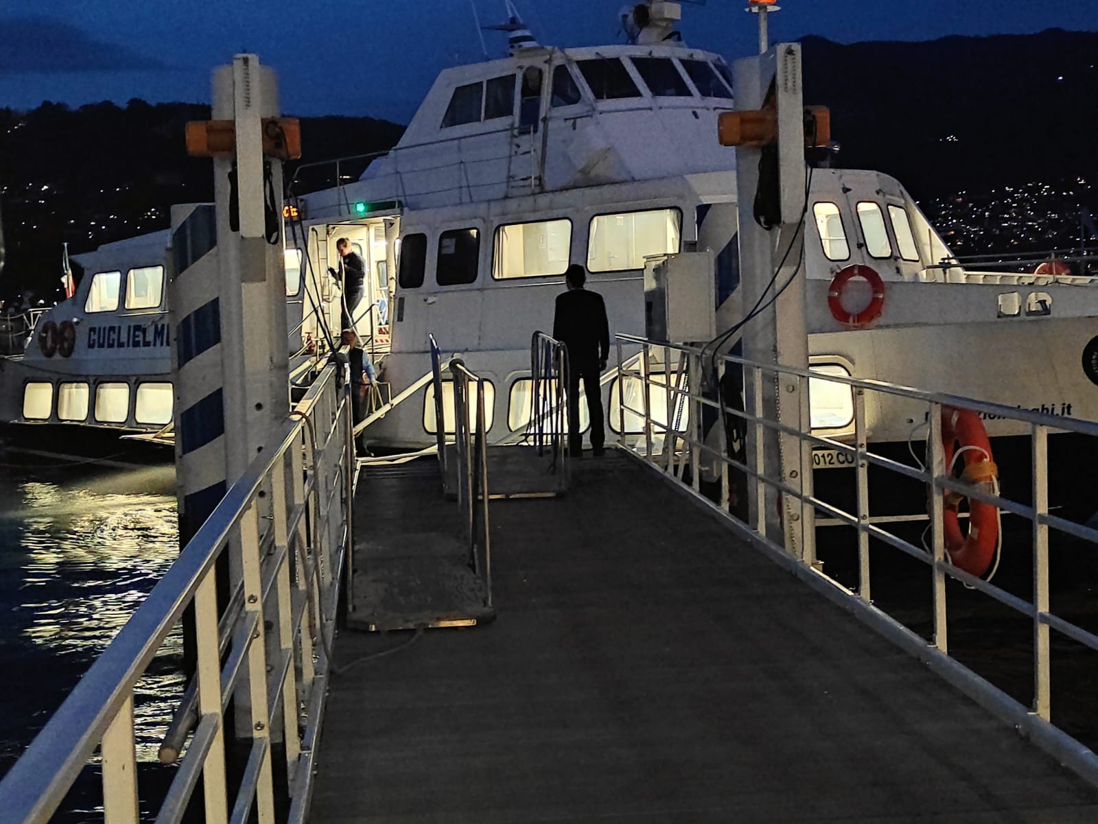 Catamarano fermo ieri, disagi per i pendolari. La Navigazione: “Oggi servizio regolare”
