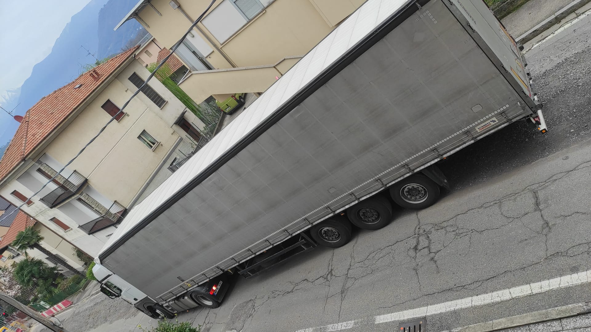 Tavernola, cantiere fermo in via Tibaldi e tir incastrati. La segnalazione del consigliere Vozella (Svolta civica)