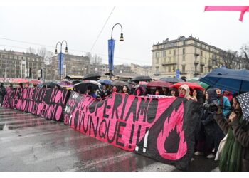 In centinaia in corteo sotto la pioggia: "Scioperiamo ovunque"