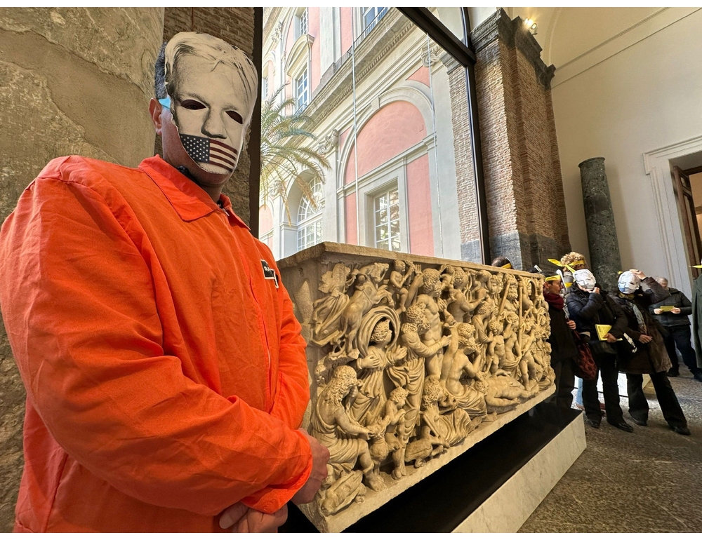 A Napoli flash mob per Julian Assange