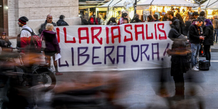 Movimenti con striscione nel centro della città