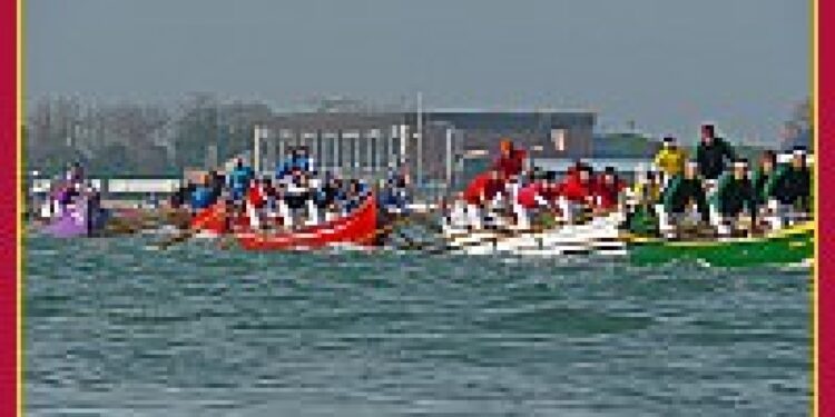 Imbarcazioni tipiche a remi in sfida lungo canale della Giudecca