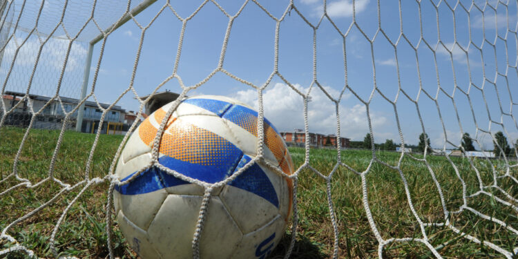 Durante partita di calcio nel Ravennate. Tecnico in ospedale