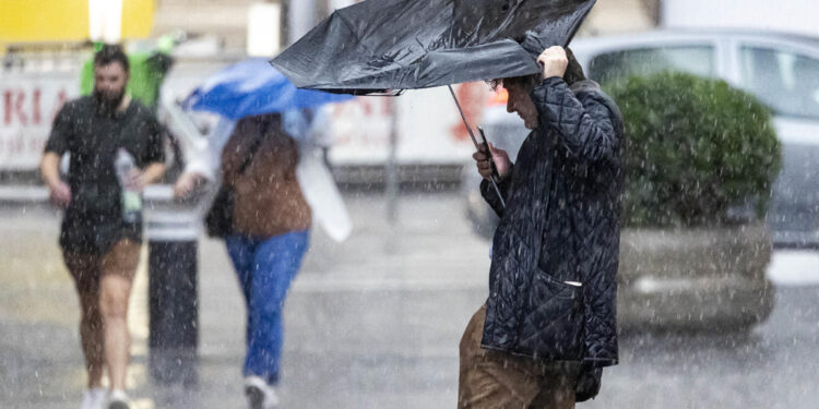 Possibili anche mareggiate e acqua alta