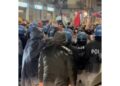 Due cariche di alleggerimento della polizia. Due agenti contusi