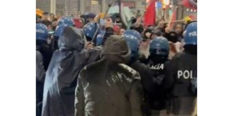 Due cariche di alleggerimento della polizia. Due agenti contusi