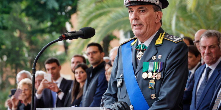 Comandante svolge verifica su militare a cui ha dato compiti