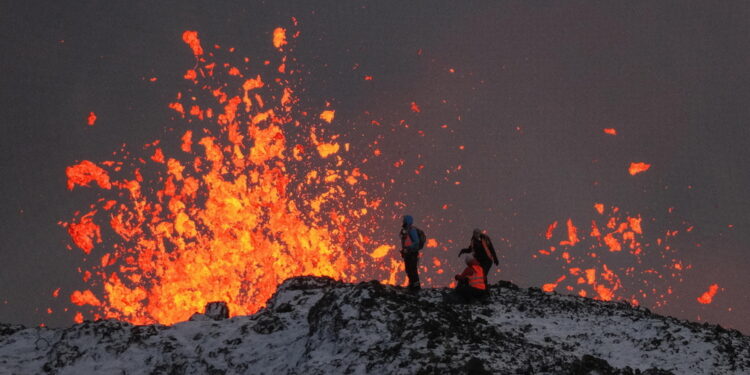 Si tenta di salvare la strada costiera dalla lava