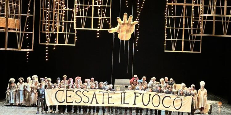 Mostrato sul palco dagli interpreti di "Elisir d'amore"