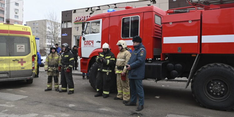 Un uomo e una donna. Granata colpisce un camion