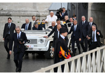 Arrivato fino il via della Conciliazione a salutare i fedeli