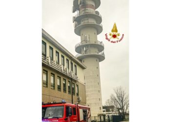 Sul posto i vigili del fuoco. Evacuata la struttura