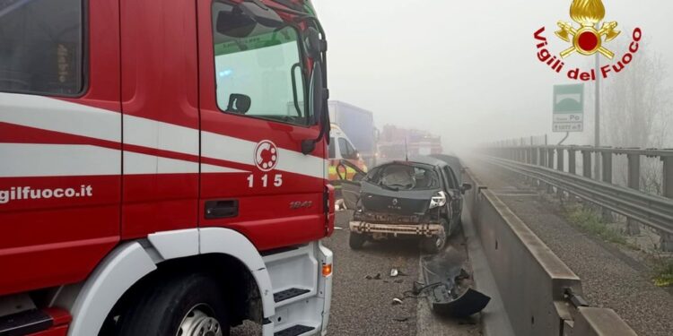 Scontro fra auto e almeno due mezzi pesanti
