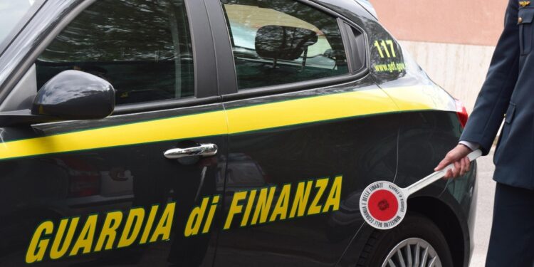 Da 50 a 100 euro per spacciare durante i turni di servizio