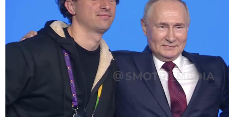 Lo street artist ieri sera a Sochi con il presidente russo