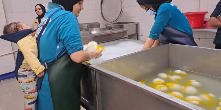 Celebrato con le donne in una fabbrica di mozzarelle