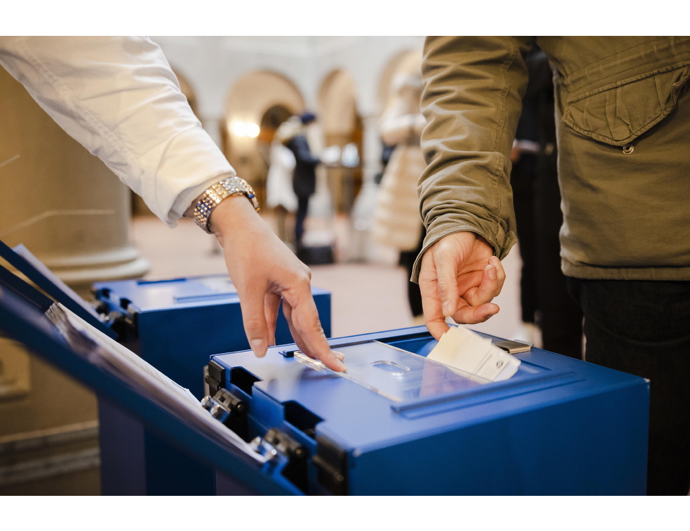 La Svizzera vota due referendum di riforme delle pensioni