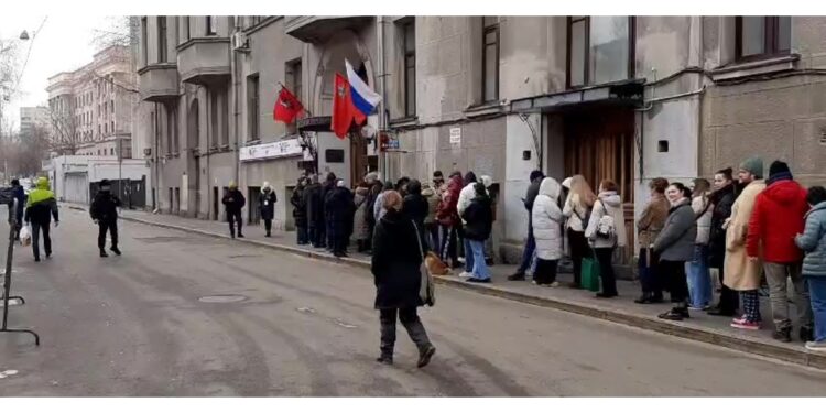 Nella centrale Arbat la polizia sorveglia