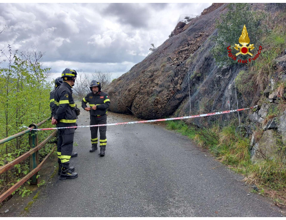 Maltempo in Liguria, frana parete rocciosa su lungomare Varazze