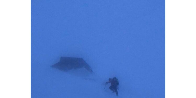 Bloccati dalla neve.In azione Soccorso Alpino e vigili del fuoco