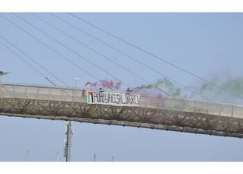 L'Assemblea per la Palestina issa striscione sul Ponte del Mare