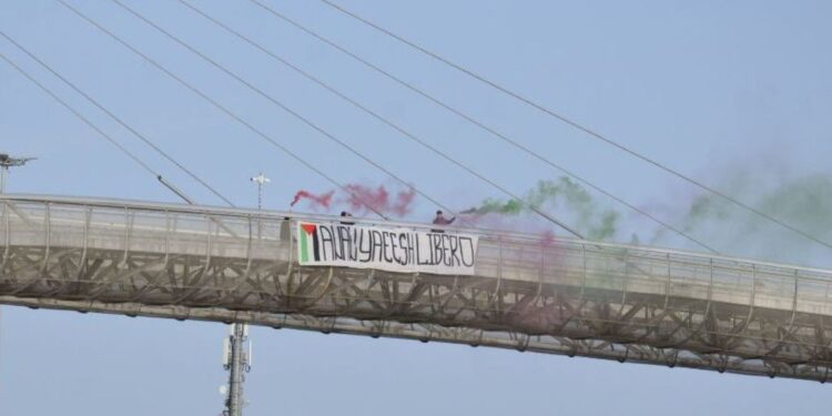 L'Assemblea per la Palestina issa striscione sul Ponte del Mare