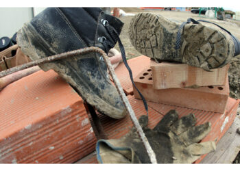 Stava lavorando nel cantiere di ristrutturazione di un hotel