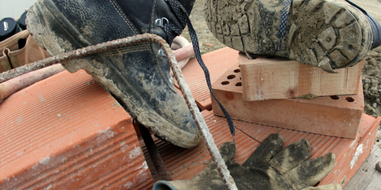 Stava lavorando nel cantiere di ristrutturazione di un hotel