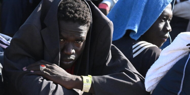 Intervento della nave Ong "Mare Go" al largo di Lampedusa