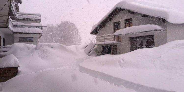 Strade chiuse per il rischio di valanghe ed esondazione fiumi