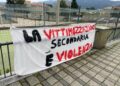 Donne in corteo e striscioni vicino al tribunale di Tempio